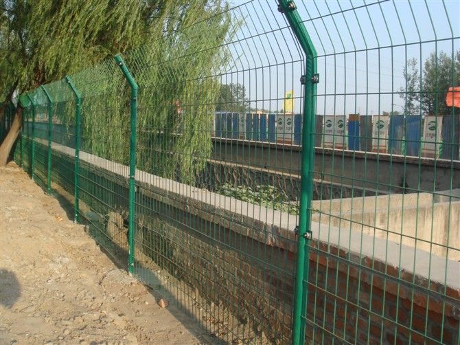 龙泰百川栅栏(图),厂区钢丝网围栏,武汉厂区钢丝网