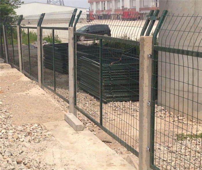 武汉钢板网护栏、钢板网护栏弯头刺绳款式、龙泰百川栅栏(多图)
