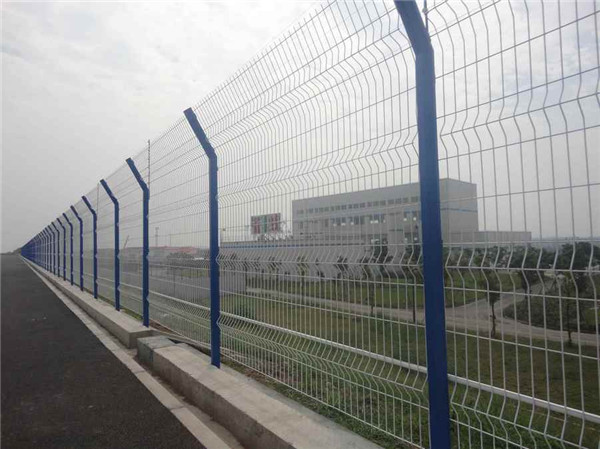 公路护栏网-龙泰百川栅栏工程-公路护栏网厂家