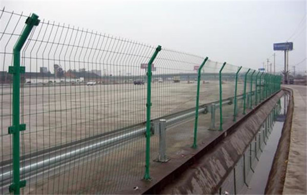 武汉公路护栏网-高速公路护栏网价格-龙泰百川栅栏公司 