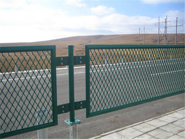 湖北龙泰百川栅栏(多图)-武汉钢板网护栏直销
