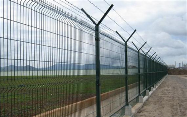 龙泰百川栅栏|机场护栏网刀片网|湖北机场护栏网