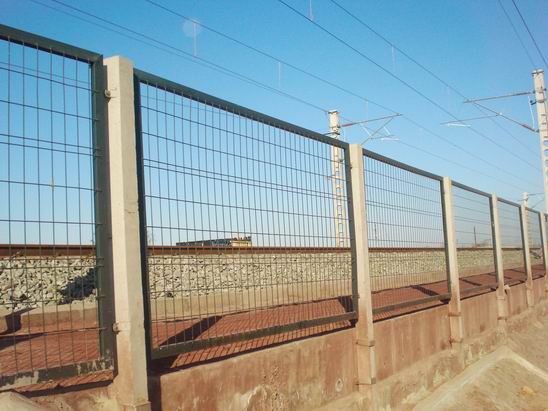 武汉铁路护栏-龙泰百川栅栏-铁路护栏直片款式
