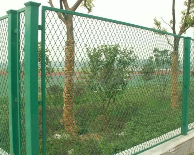 武汉钢板网护栏|龙泰百川栅栏(在线咨询)|钢板网护栏的公司