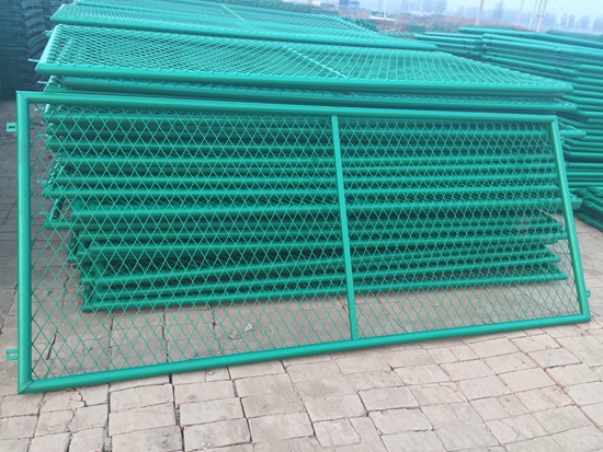 武汉钢板网护栏_龙泰百川栅栏(优质商家)_钢板网护栏哪里有？