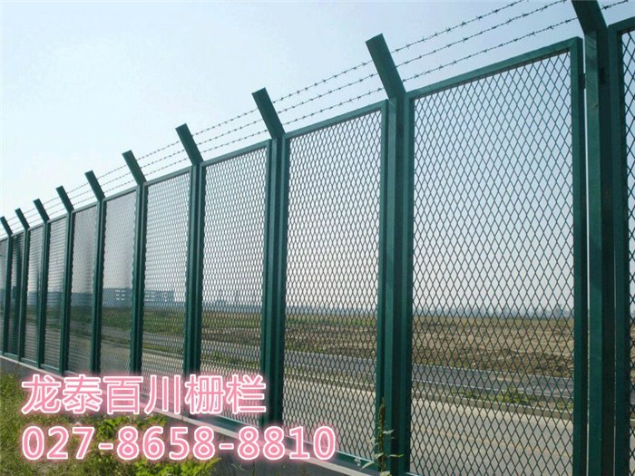 武汉钢板网护栏,龙泰百川栅栏,钢板网护栏多少钱