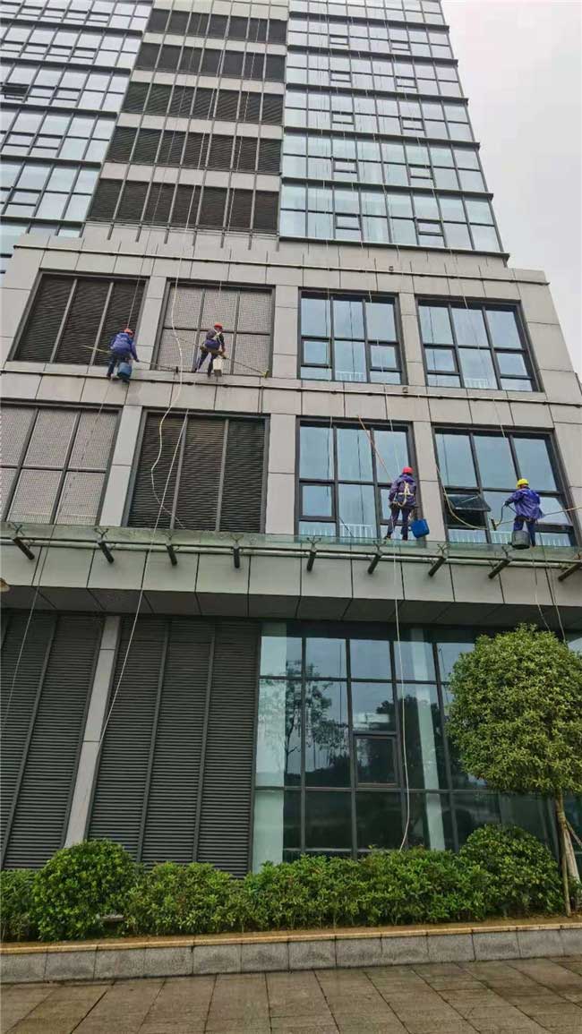 巴南龍洲灣蜘蛛俠高空安裝 玻璃外墻清洗 空鼓磚排險