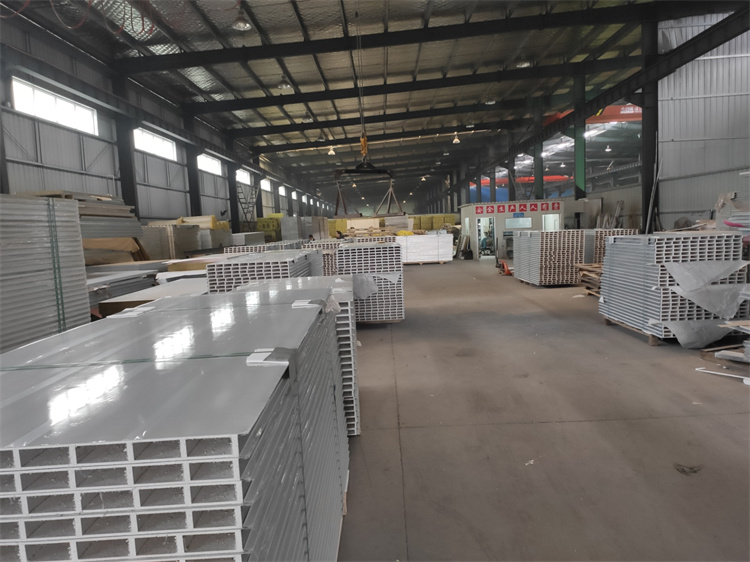 巨百净化生产基地-100厚机制中空玻镁板生产厂家
