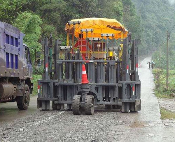 保定小型水泥路面破碎機(jī)-安徽強(qiáng)建