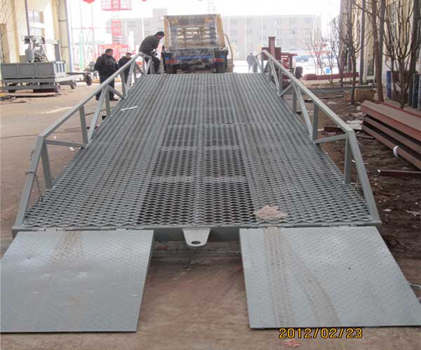 成都折叠式移动登车桥-金力机械品质保证-折叠式移动登车桥订做