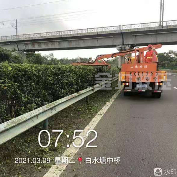 高速公路绿篱修剪车多少钱-济南金力诚信经营