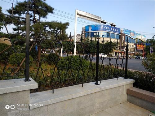 淄博小型铁艺护栏-小型铁艺护栏批发价-泰安世通铁艺生产公司