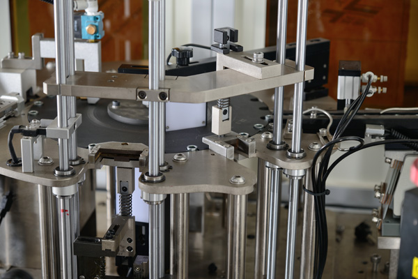 螺钉螺母光学筛选机工厂-瑞科检测尺寸设备