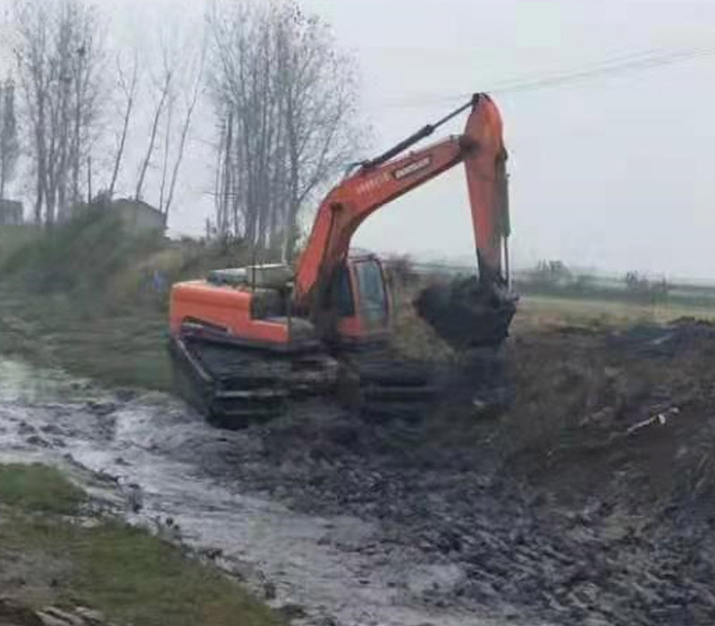 大沙華澤工程機械租賃-河道清理水上浮筒挖掘機出租多少錢一天