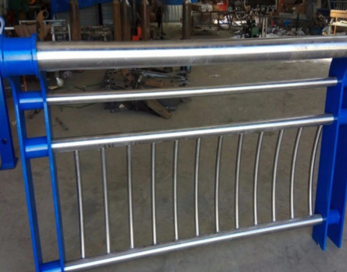 不锈钢复合管栏杆安装