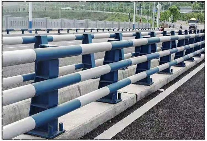润达防撞护栏制造公司(多图)-新疆防撞栏杆定制