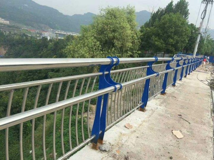 不锈钢复合管河道护栏设计加工